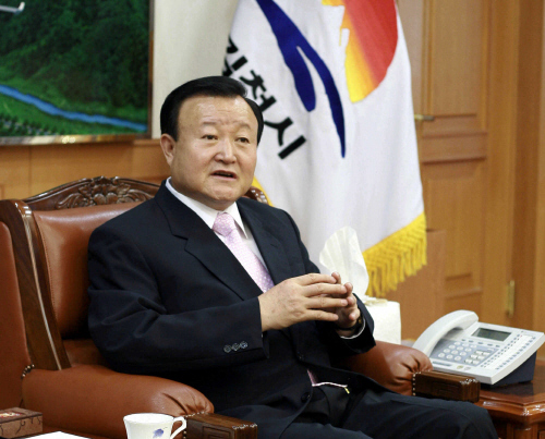 경상북도 김천시장 박보생입니다. 김천시민 모두가 함께웃는 행복도시 김천을 위해 열심히 달려가겠습니다.
