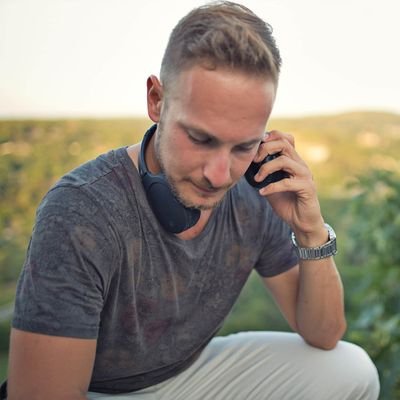💥 Fondateur d'inventa (@inventa.musique sur Instagram), pour les artistes émergents !
🖋️📸 Co-Directeur de @aficiaoff
@valentinomalf sur Instagram 🎶