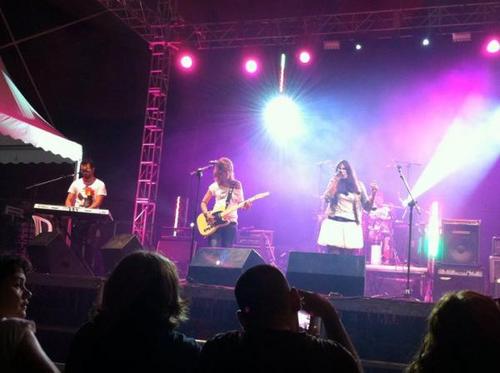 Grupo Pop de Málaga.    
Amanda(voz), Arantza(guitarra), Pelu(teclados), Maka(batería), Borja(bajo)
http://t.co/nbKPTvZUf5