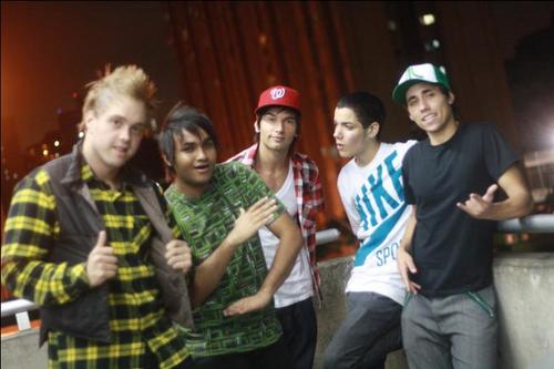 UMA BANDA, UM SONHO __FORMADO POR @GuiP200M @ThiP200M @DeividP200M @BrP200M 
     ORKUT - http://t.co/vtX13uRURc, MUSICAS - http://t.co/japoyD3ERA