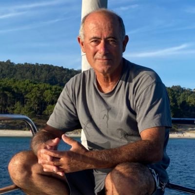 Marino en activo y Director de la Escuela Náutica de Navarra, 1991. Licenciado de la Marina Civil. Montañero enamorado del Mar, la Amistad y la Familia