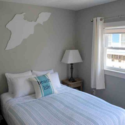 Quiet comfortable accommodations in downtown Pit-In-Bay.