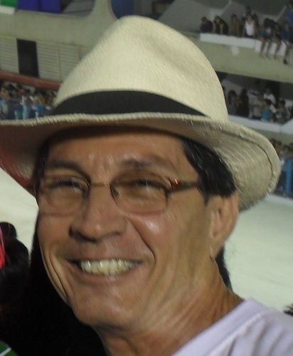 Professor, amante incondicional dos esportes e do samba. Ativista político, altamente preocupado com a conservação do meio ambiente.