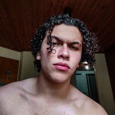 En realidad soy una creacion bien rara de la perfeccion inutil. ademas de narcisista y canson a la vez, y cuando tengo pareja soy literalmente otra persona :).