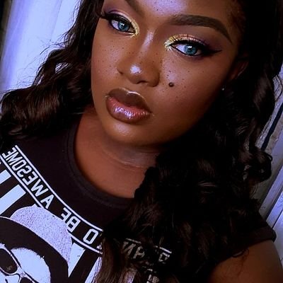 Passion for music 🎤🎻🎺🎸🎶
Makeup lover 💄
Great entertainer 😉