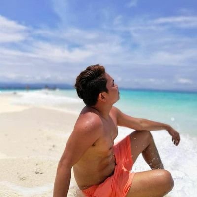 ceemanzano_'s profile picture. Beach is my happy place. 💙🌊