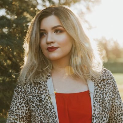 Singer | Songwriter | 1/2 of The Sundown Sessions | Founder of Leading Leopard Boutique • Check out my Etsy Shop here: https://t.co/lgBIVShLic 🐆