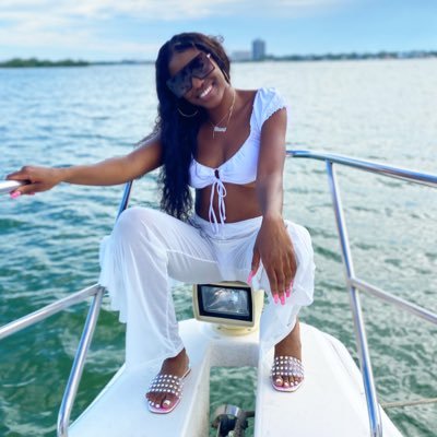 God first ! ✝️, I prefer Tessa 🤷🏽♀️,(Jamerican 🇯🇲🇺🇸), NYC made but Florida living 🏝, 12/7 ♐️, EDUCATED 👩🏽🎓(B.A - in science 🧬). SIMBA 🐕.