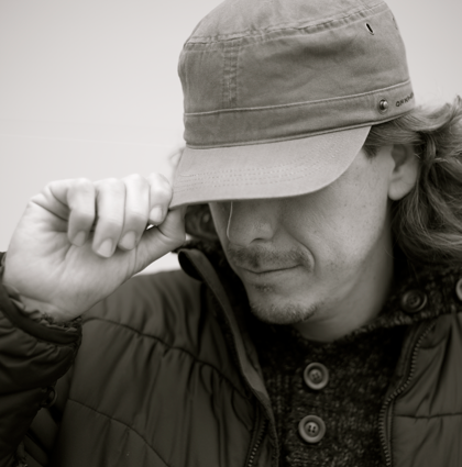 gonzalocalmet's profile picture. Tocando el fondo de un mar profundo con la punta de mis cinco sentidos tengo en mi melancolía aquello que quiero y no tenía.