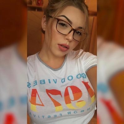 leoniealessiaxd's profile picture. Live this wild 🌱