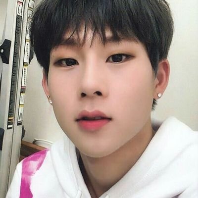 Holii 
soy army, monbb y vampz 💖💖
soy buena ondiis 😊💕
