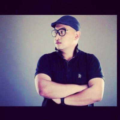 rockafela_'s profile picture. bisa senyum, mbak? Ini shutter-nya udah mau ditekan!