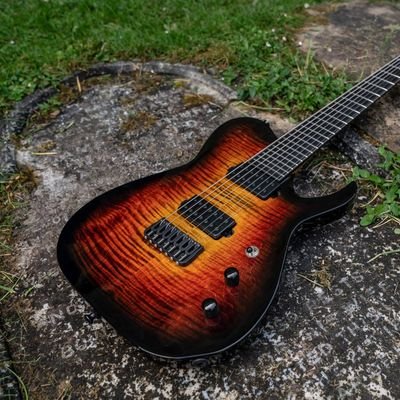 Carillion Guitars is the dedicated work of Luthier, Chris Delia. Handmade in Surrey, England.