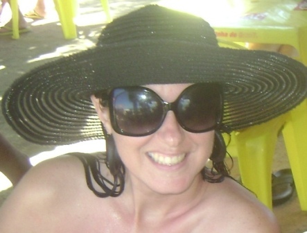 Publicitária e Produtora de Eventos. Terapeuta homeopata. Brasileira, mineira e aquariana. Movida a sol e calor. Gosta do mar, de praia, de cores e vestidos.