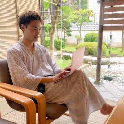 旅行しながら働く27歳👨‍💻

某有名大学を卒業後、誰もが知る有名企業に就職するも休み無し、残業は月に６０時間🤷‍♂️
こんな生活が続くのかと退職し、起業するも借金７桁😭
そんな時に友人に誘ってもらったスマホ１つで出来る事業を始める🤳
始めて半年で月収50万超！

今では旅行しながらノマドワーカーしてます✈️