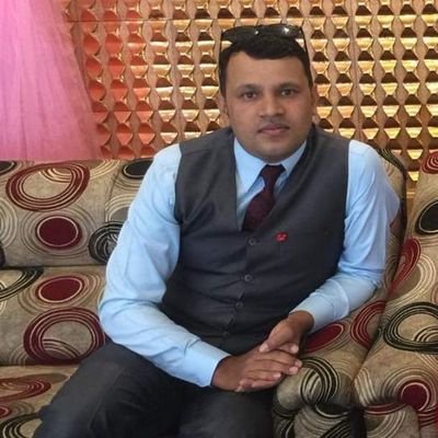 म एक खुल्ला किताब, पल्टाउनुस, पढ्नुस तर म भित्र केहि खोज्ने प्रयास नगर्नुस किनकी म पहिचान गुमायेको एक नेपाली ।