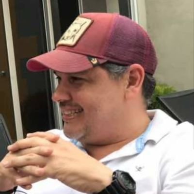 Váyanse al carajo yanquis de mierda que aquí hay un pueblo digno, aquí hay un pueblo digno, yanquis de mierda, váyanse al carajo 100 veces.
Hugo Chávez