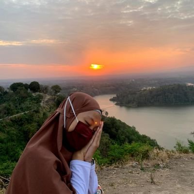 kamu hanya orang asing ~
tapi kamu yang terpilih