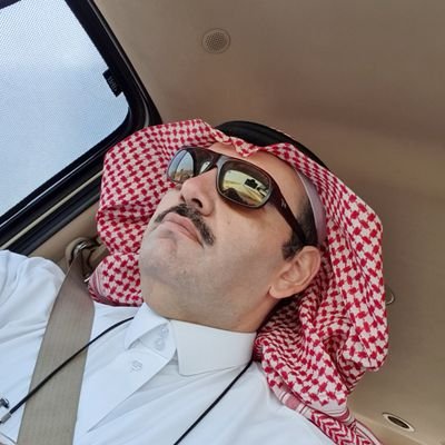 أعشق البرمجة وأحترف الجرافك وأهوى التصوير،أغازل الإعلام ومهتم بالحقوق العمالية والأعمال التطوعية،عنيد إلا في الرجوع للحق ومتسامح إلا مع من لا يستحق،هذا أنا