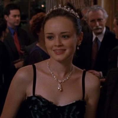 i love it when the women of gilmore girls | ACTIVE just on hiatus. love you.