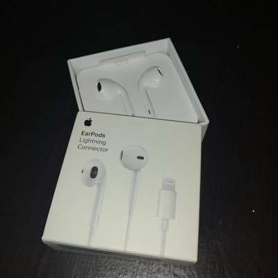 SELLING EARPODS LIGHTNING CABLE, EARPHONES AND SPLITTER FOR A CHEAP PRICE