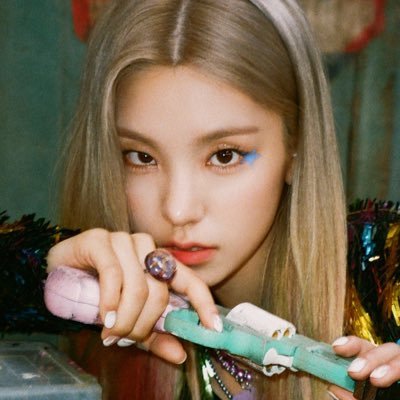 (@𝚓𝚒𝚗𝚊𝚌𝚛𝚜𝚢𝚊) ; 𝟶𝟶’𝚜 𝚚𝚞𝚎𝚎𝚗 𝚠𝚒𝚝𝚑 𝚊 𝚐𝚘𝚘𝚍 𝚍𝚊𝚗𝚌𝚒𝚗𝚐 𝚐𝚘𝚎𝚜 𝚝𝚘, 𝗛𝘄𝗮𝗻𝗴 𝗬𝗲𝗷𝗶.