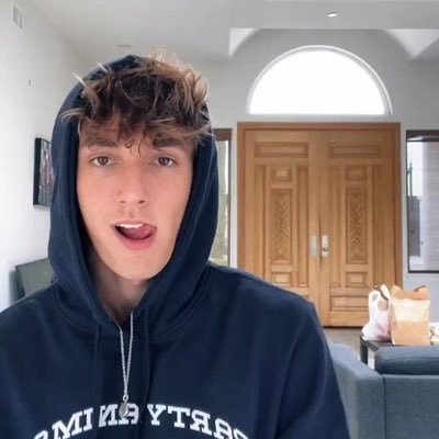 partyanimalsway's profile picture. Iโm a swimp // 21