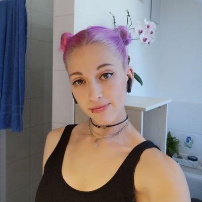 e_babsi's profile picture. -22 years old
-love all the little pretty things in the world :D

When youre not supposed to have a midnight snack, then why is there light in the fridge?