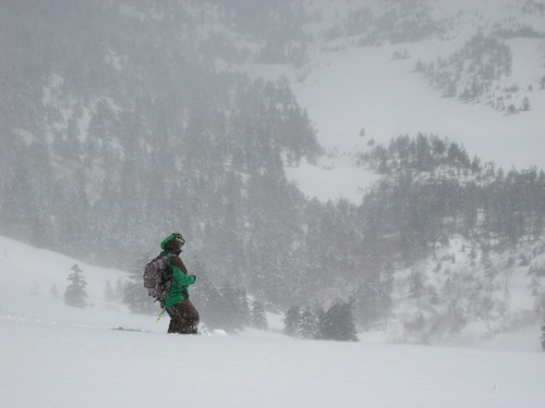 冬は長野のお山に篭りスキーやボード等教えております。その他スキー場パトロールや圧雪車でゲレンデ整備などやってます。オフシーズンはトラック乗ったり観光バス乗ったりレントゲン車やロケバスなどいろんなドライバーしております。基本的に旅好き、自然が好きな男です。訪れた土地の人達と仲良くなるのもだいすきです。