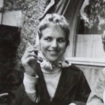 thinkingpause's profile picture. XX