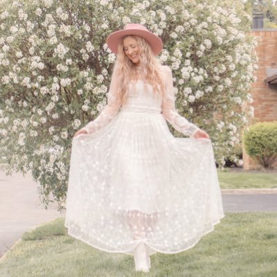 pastel soul made of meadow flowers .. |creator & blogger| #littleshabbylittlechic style #justgowiththeslow slower fashion & little living .. spoonie 🥄