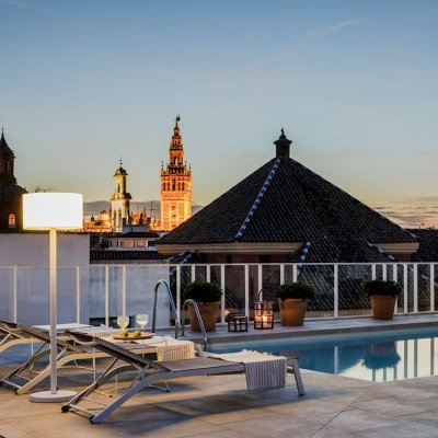 Vive el Cielo de Sevilla como nunca lo has vivido. Disfruta de nuestra terraza en pleno corazón de Sevilla. Estamos en la azotea del Hotel Fernando III.