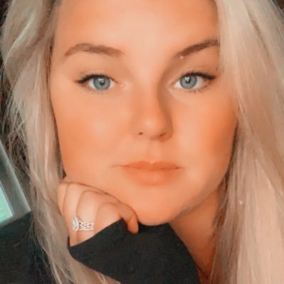 LauraShockley18's profile picture. So you agree, you think you’re really pretty?