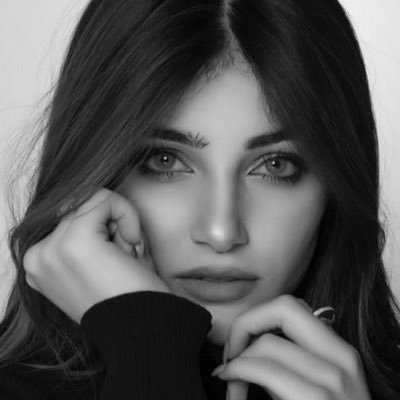 أنني املك شخصاً مهما تكلم العالم عن عظمة الأشخاص لن يملكٌون عظمة ما امّلك 💗.. •طالبة|علـميه👩🏻🎓.