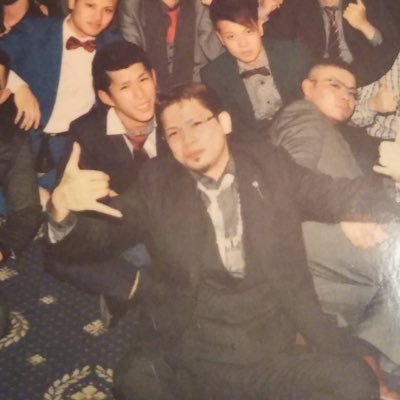 松山案内人「松山営業ギャバクラ是非遊びに来る際は連絡下さい」メンバーキャスト募集してます。平成1998.5.21 22」ただ真っ直ぐ我が道を歩むまで‼言葉がすきなだけ自己満。 這い上がるまで自由は無し，信用なる者はいらず全ては銭，努力が勝つ‼ それなりに努力はする。「クズですクズ以下です」