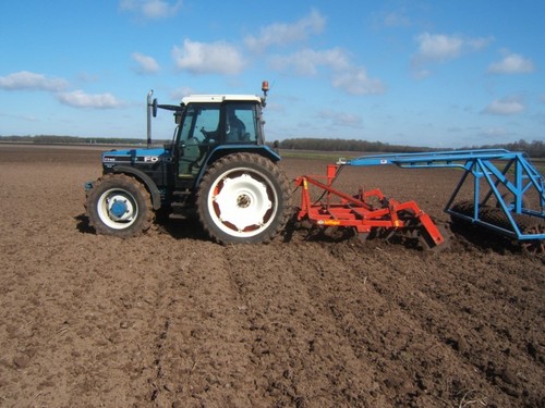 De website gaat over tractoren machines in de landbouw.