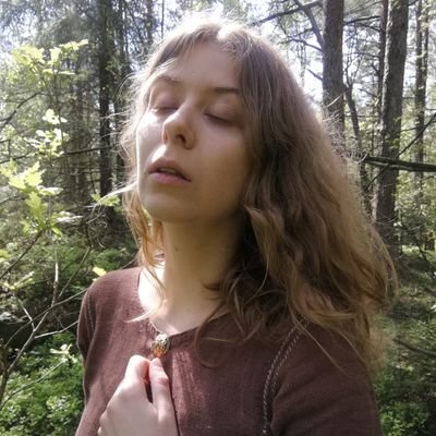 rovdjursdans's profile picture. Tedelmid och trolltrassel 🌿 (För tillfället mest töntiga guldklimpar från forna medeltidsveckor 🌹💕)