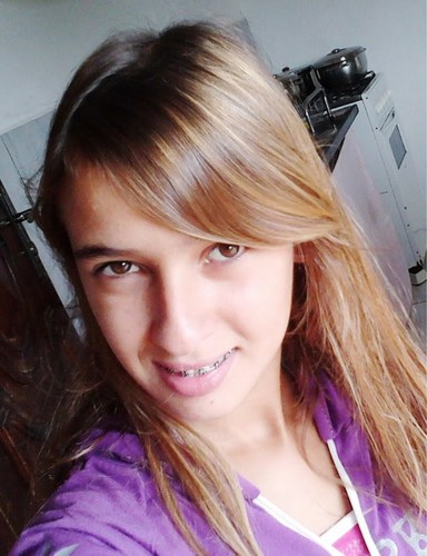 Uma garota simples e sincera q adora fazer novas amizades.