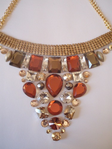 Créatrice de bijoux uniques et originaux en cuir et en verre, de lampes et mosaïques en verre, et vitraux.