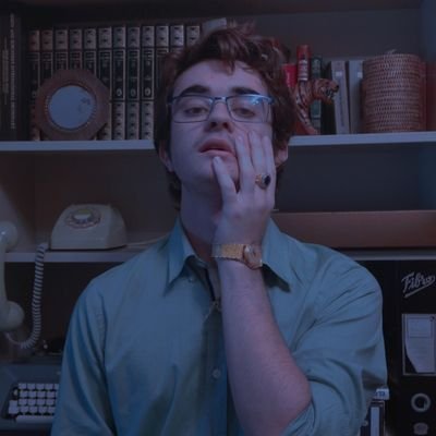 Artista Frustrado.
Mis tweets están pasados de moda incluso antes de escribirlos.