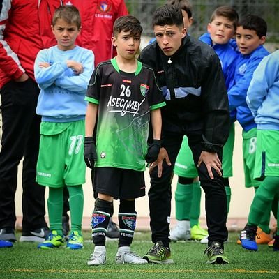 - Técnico Superior en Animación de Actividades Físicas y Deportivas.
- Nivel II entrenador de ⚽
- E.D. Moratalaz
   @alexgr98 📷