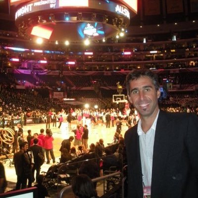 Periodista.  Director Com & MKT de Europaris. Notas en Infobae y C5N. Autor @ElLibrodeManu. Coberturas: 5 finales NBA, 3 Mundiales y 1 JJOO. En Olé: 1997-2014