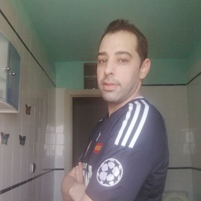 Me gust mucho jugar al fútbol, viajar , estar con mis amigos, disfrutar de la vida