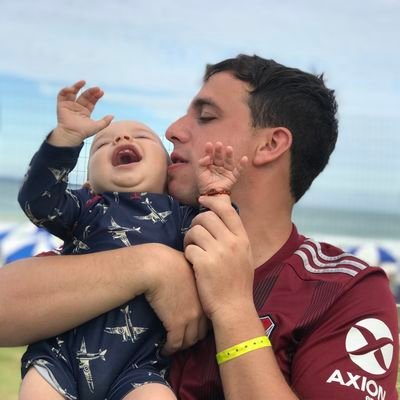 leandrojgualano's profile picture. 👶Papá de Francesco Enzo
🎬📽️Productor Audiovisual
⚪🔴⚪🐔 Gallina