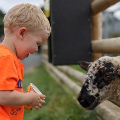 Claire_Gunny's profile picture. @ssart1 and thinks @nic_gunn is amazing