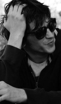 Fedeque's profile picture. Filósofo, Artista, Graffitero, Productor, DJ y Rockstar. Todo en los zapatos de un ejecutivo.