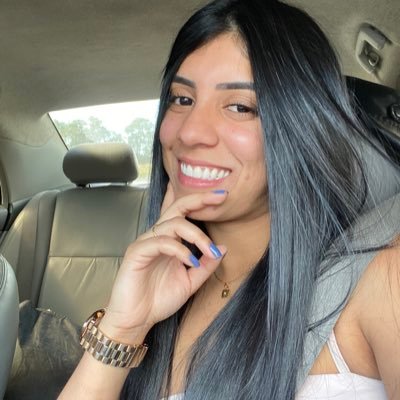 Casada, cristã, estudante de direito, leitora de bons livros e mãe de dois anjinhos de quatro patas.