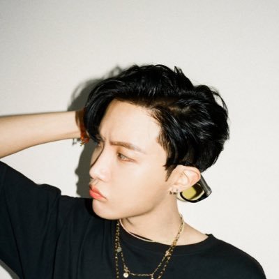 20Chl03_Xx's profile picture. it started with a music video and now... I can’t escape this army life 💜💜💜