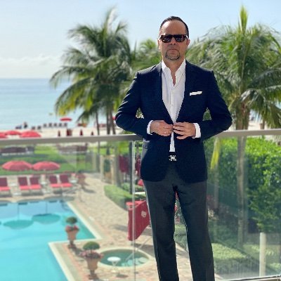 Real estate broker for luxury oceanfront condos in Sunny Isles, Aventura, and Miami Beach. Propiedades para la venta directo al mar Sunny Isles y Miami Beach.