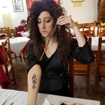 TeacherBellatr1's profile picture. Maestra rural de inglés. Funcionaria en prácticas 👩‍🏫. Tutora de Amazing6thgrade. Esperando mi carta de Hogwarts 🤓⚡.